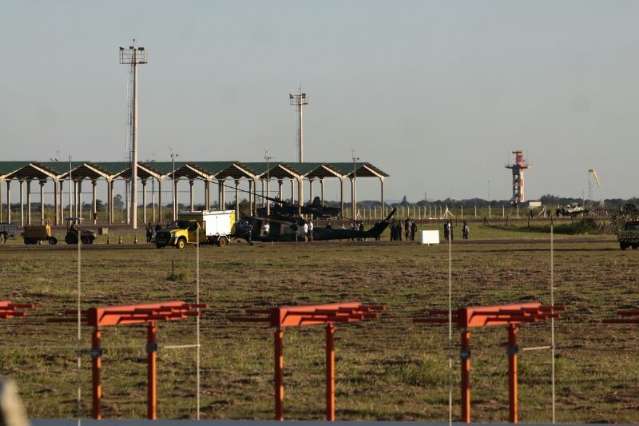 Helic&oacute;ptero com cinco pessoas faz pouso de emerg&ecirc;ncia na Base A&eacute;rea