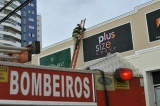 Bombeiros subiram por cima de lojas para averiguar causas de suposto incêndio (Foto: Alcides Neto)