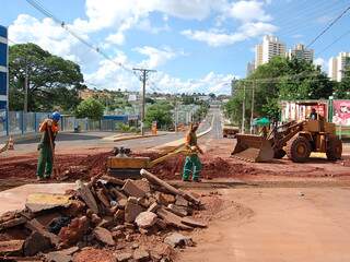 Operários quebram asfalto em frente à universidade, pouco mais de uma semana depois da reabertura da Ceará (Foto: Ana Maria Assis)