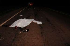 Motociclista morre ao bater de frente com carreta na BR-060