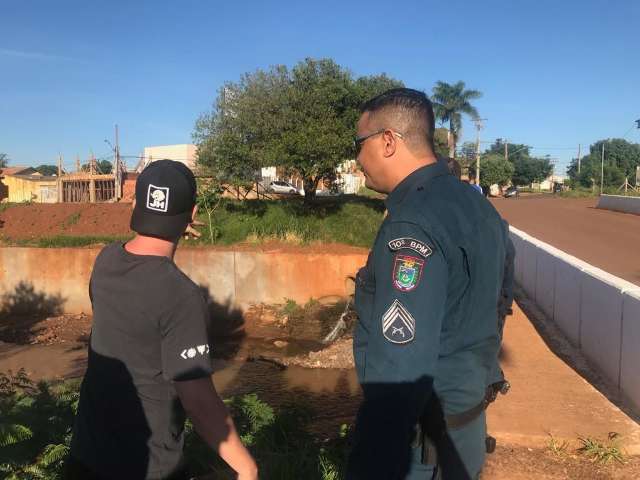 Rapaz se joga em bueiro para fugir de assaltantes na Avenida Ernesto Geisel