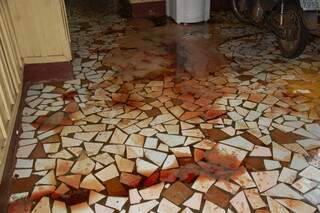 Manchas de sangue ficaram na casa, que foi limpa no dia seguinte. (Foto: Simão Nogueira)