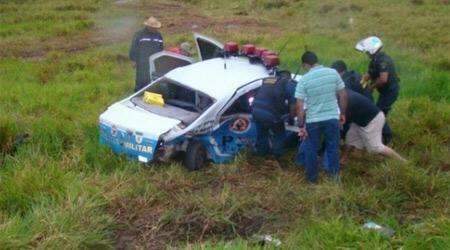 Acidente envolvendo viatura da PM deixa 2 policiais feridos