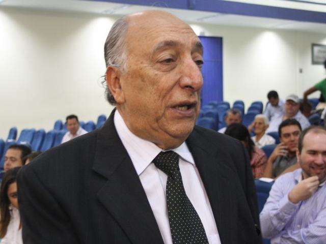 Senador diz que recebeu 10 convites, mas continua no bloco de Collor