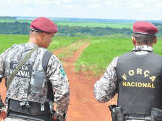 Homens da Força Nacional de Segurança estão protegendo acampamento, após ataque a acampamento. (Foto: João Garrigó)