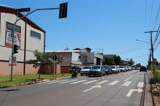 O semáforo instalado, que deveria organizar o tráfego, causa congestionamentos (Foto: Marcos Ermínio)