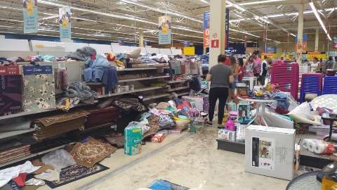 Com prateleiras vazias, lojistas j&aacute; temem &ldquo;pr&eacute;dio fantasma&rdquo; no Walmart