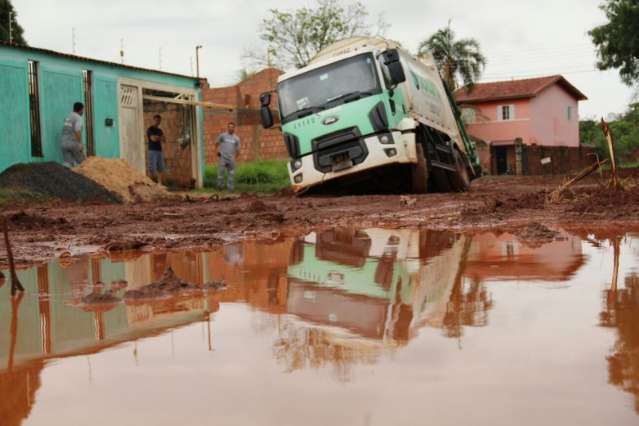 Caminh&atilde;o de coleta de lixo fica atolado em bairro da Capital