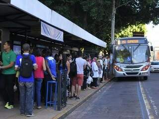 Embarque de passageiros na praça Ary Coelho; usar o transporte coletivo ficará mais caro (Foto: Arquivo)