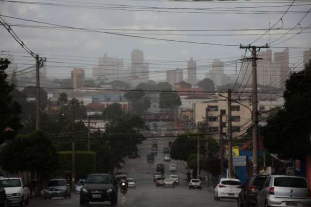 Chuva provoca queda de &aacute;rvores sobre ve&iacute;culos e alagamento