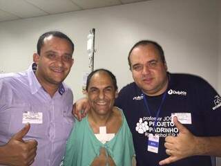 Carlão recebendo visita dos professores Alexandre Sabino e Joca, no Hospital Regional. (Foto: Arquivo Pessoal)