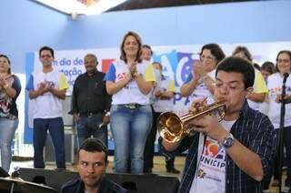 O prefeito tocou durante o lançamento da campanha (Foto: Alcides Neto)