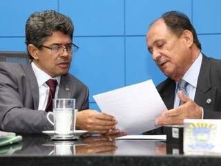Líder do governo, deputado Rinaldo Modesto (PSDB), à esquerda, com o deputado Zé Teixeira (DEM). (Foto: Victor Chileno/ALMS).