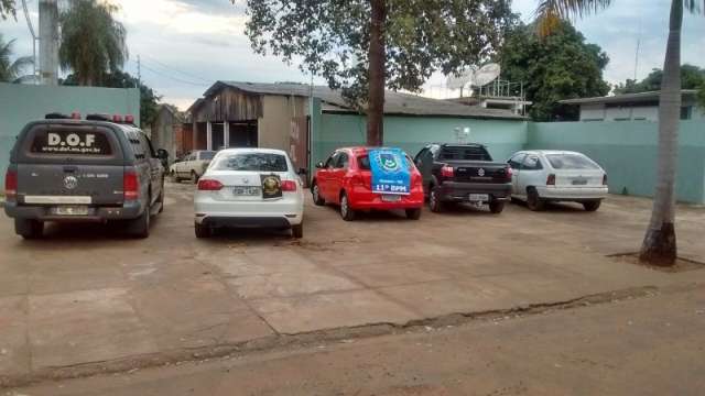 A&ccedil;&atilde;o conjunta barra quatro carros e prende dois homens por recepta&ccedil;&atilde;o