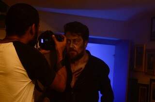 Gravações do filme &quot;Abissal&quot;, com um zumbi saindo do armário. (Foto: Acervo Pessoal)