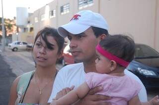  Laissa, o marido, Cristovão, e a filha, Bianca, de 6 meses, estão gripados. (Foto: Pedro Peralta)