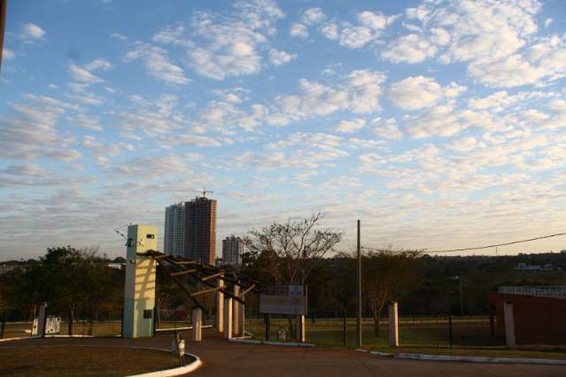 Quinta-feira de temperatura amena e ventos fortes na Capital
