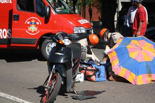 Motocilista se choca com ve&iacute;culo e conta com ajuda de moradores de bairro nobre