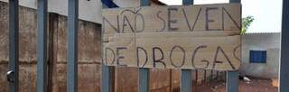 Aviso no portão informa que o local não é ponto de venda de drogas (Foto: Luciana Aguiar/Costa Rica em Foco)