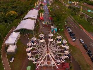 Tem muita diversão na Cidade do Natal com roda-gigante e carrossel (Foto: Porcimadecg)