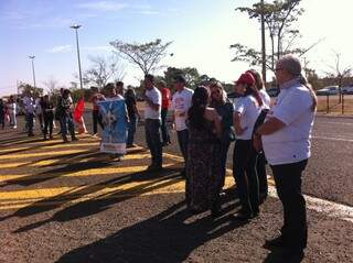 Trabalhadores e sindicalistas fazem protesto em frente da Enersul (Foto: Evelyn Souza)