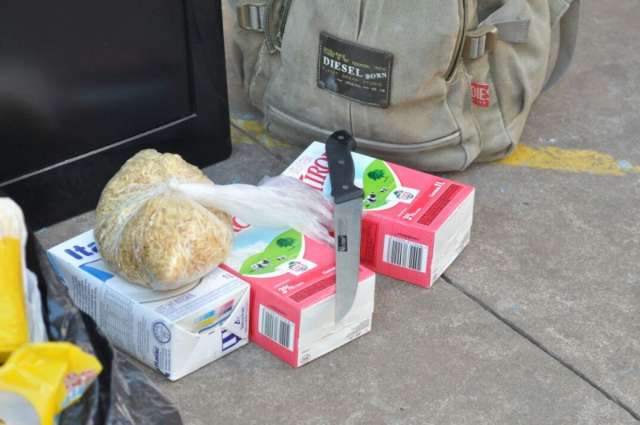 Bandidos s&atilde;o presos ao furtar restaurante e levar produtos em bicicleta