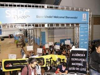 Protesto ocorreu durante maior feira de ciência da América Latina (Foto: Kisie Ainoã)