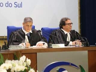 Conselheiro Waldir Neves (à esquerda) foi muito cumprimentado por ações à frente do TCE. (Foto: Paulo Francis)
