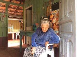 Dona Isaura aos 97 anos, na casa onde viveu maior parte do parte do tempo ao lado da família.