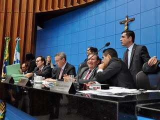 Deputados estaduais durante sessão na Assembleia (Foto: Luciana Nassar/ALMS)