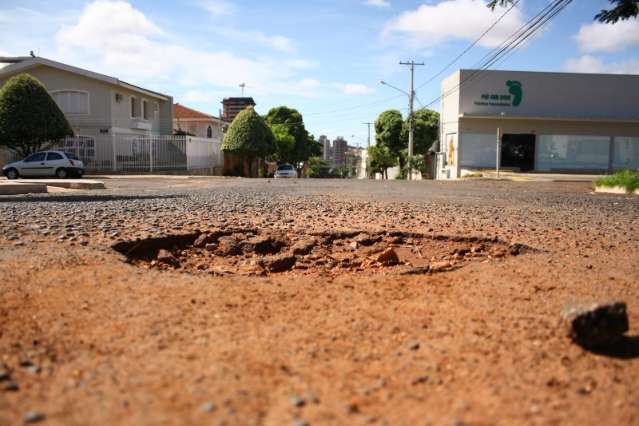 Capital completa um ano de Bernal tomada pelo mato e buracos nas ruas