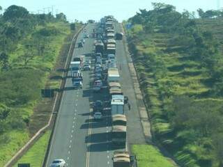 Protesto de &iacute;ndios causa 10 km de congestionamento na BR-163