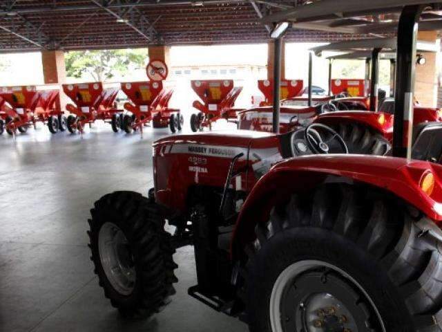 Entrega de m&aacute;quinas vai refor&ccedil;ar produ&ccedil;&atilde;o de agricultores em mais 8 cidades