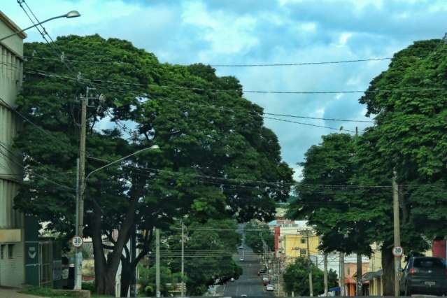 Quinta-feira com previs&atilde;o de pancadas de chuvas e m&aacute;xima de 35&ordm;C