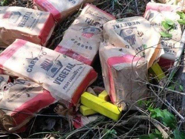 Jovem da Capital capota picape com 479 quilos de maconha em sacos de carv&atilde;o
