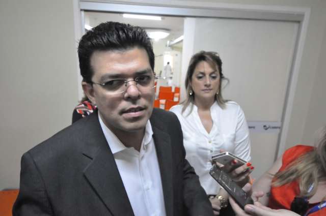 Prefeito &quot;acampa&quot; em UPA e n&atilde;o descarta cancelar contratos de limpeza