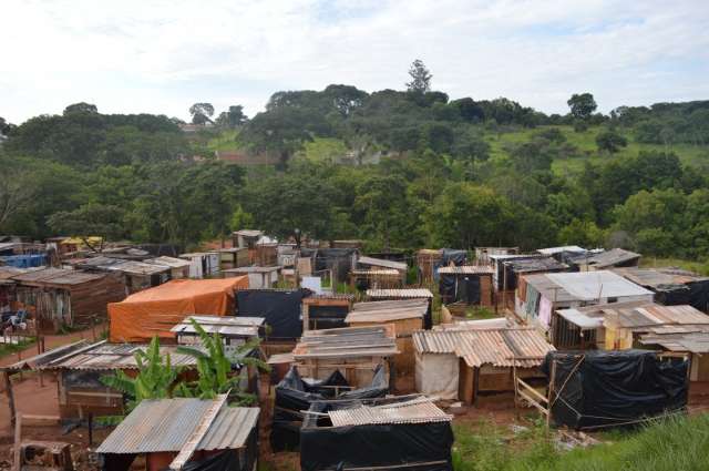 Entre barracos de fachada e realidade, sonho &eacute; ver promessas cumpridas