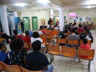 Pacientes aguardam atendimento em unidade de saúde de Campo Grande (Foto: Paulo Francis)