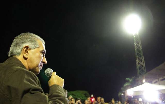 Governo entrega ilumina&ccedil;&atilde;o de est&aacute;dio e anuncia 10 mil moradias at&eacute; 2018
