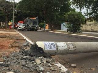 Poste caído na avenida Florestal no bairro Coophatrabalho (Foto: Bruna Kaspary)