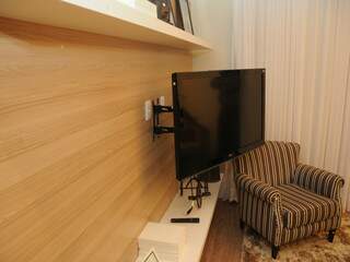 leilão também terá suporte para TV, painel de madeira e estantes.