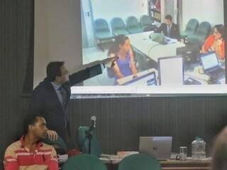 Adriele prestou depoimento por videoconferência durante julgamento do ex-marido (de camisa listrada) (Foto: Henrique Kawaminami) 