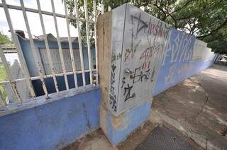 Pichações em muros de escolas ainda são motivos de revolta para pais de alunos. (Foto: Marcelo Calazans)