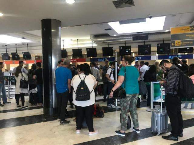 Nevoeiro faz companhia cancelar voos e passageiros reclamam de preju&iacute;zo