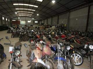 Motocicletas ajudam a tomar espaço no depósito judicial (Foto: Divulgação TJ-MS)