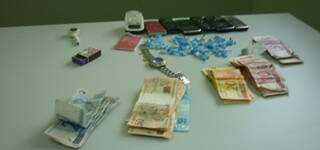 Traficantes tentaram subornar policiais com R$ 11 mil, mas acabaram presos. (Foto: Divulgação/PM)