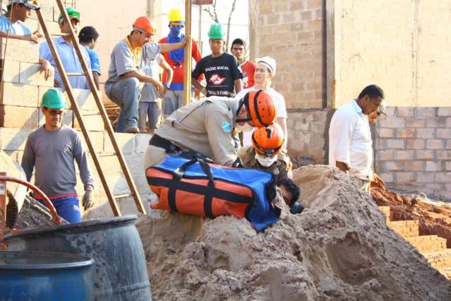 Muro cede e cai em cima de oper&aacute;rio em obra de bar na Afonso Pena