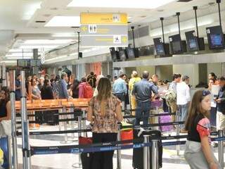 Movimento no saguão do Aeroporto de Campo Grande (Foto: Alcides Neto / arquivo)