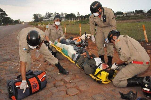 Acidente entre motocicleta e carreta deixa dois feridos