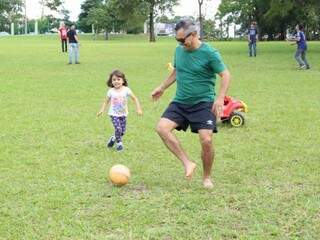 Agnaldo e a filha Sofia, de 4 anos, jogando bola no Parque das Nações Indígenas. (Foto: Kísie Ainoã)
